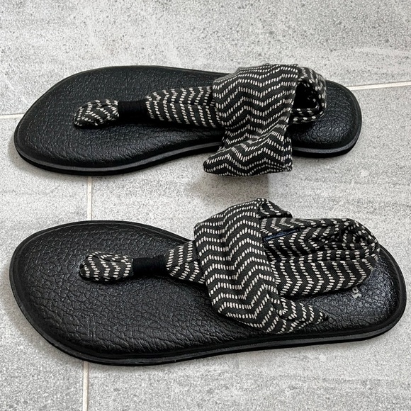 Sanuk Yoga Sling Sandals with a Black and White Pattern Size 8 - Picture 3 of 7